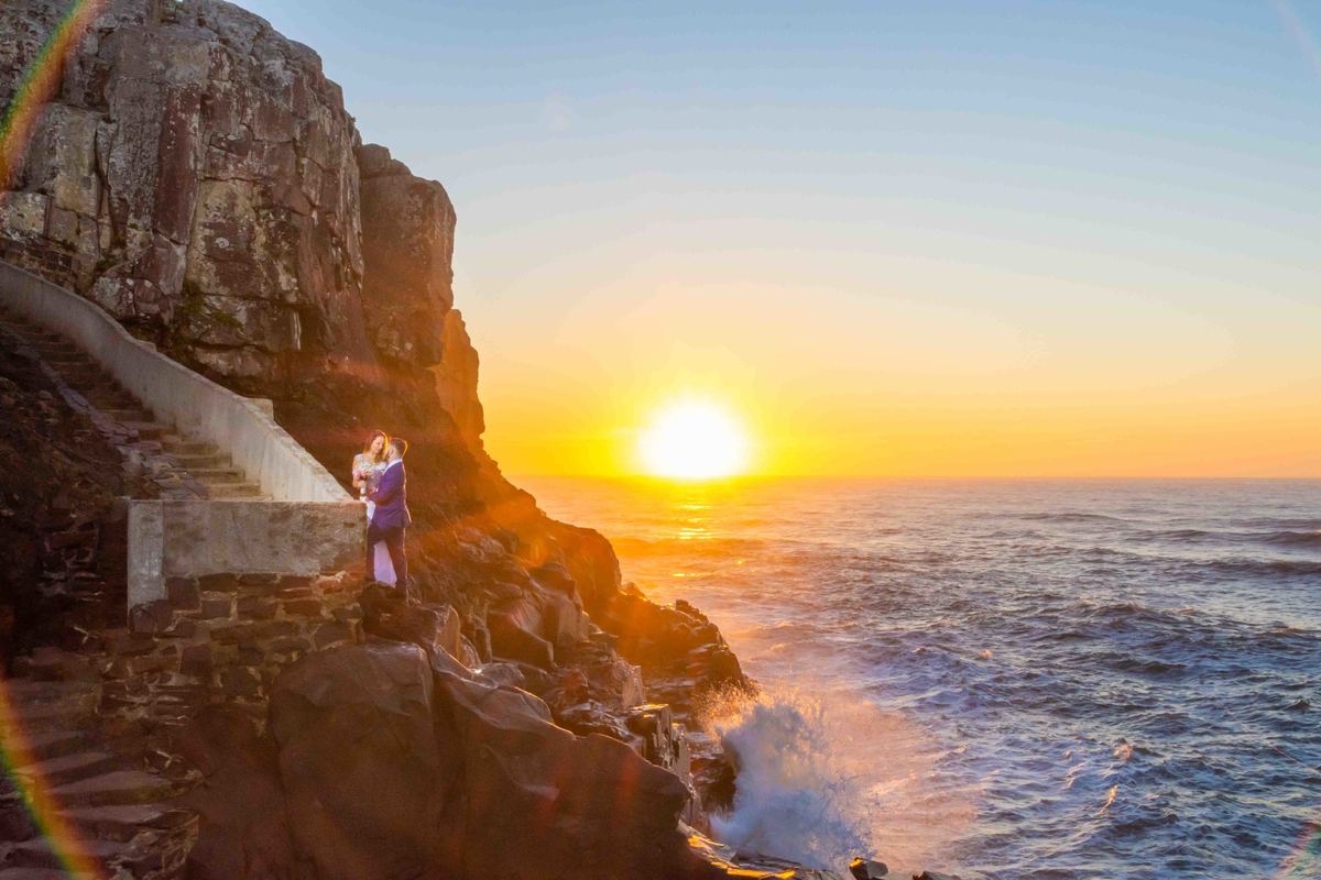 ensaio fotográfico ao amanhecer em torres trash the dress  noiva all star casal modelo noivo terno azul