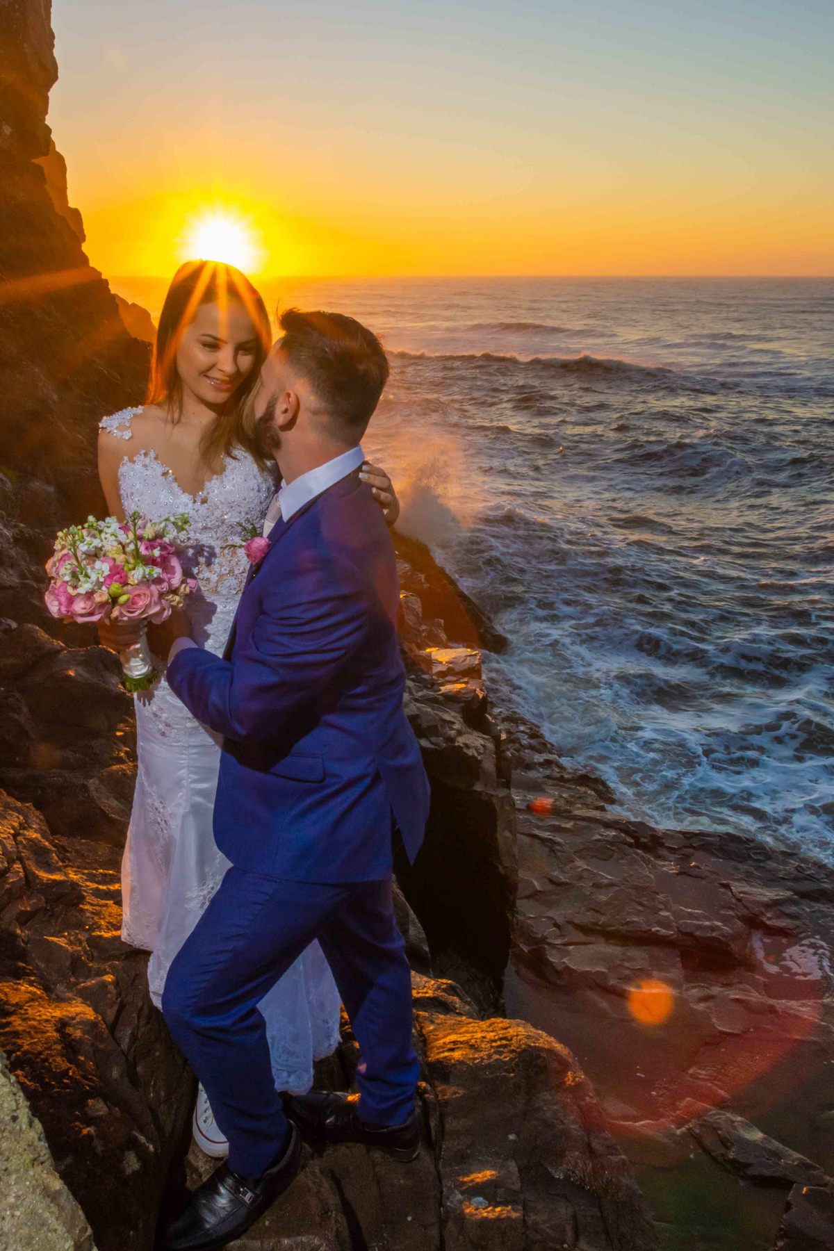 ensaio fotográfico ao amanhecer em torres trash the dress  noiva all star casal modelo noivo terno azul