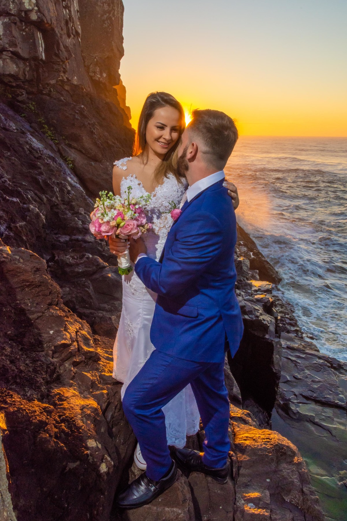 ensaio fotográfico ao amanhecer em torres trash the dress  noiva all star casal modelo noivo terno azul