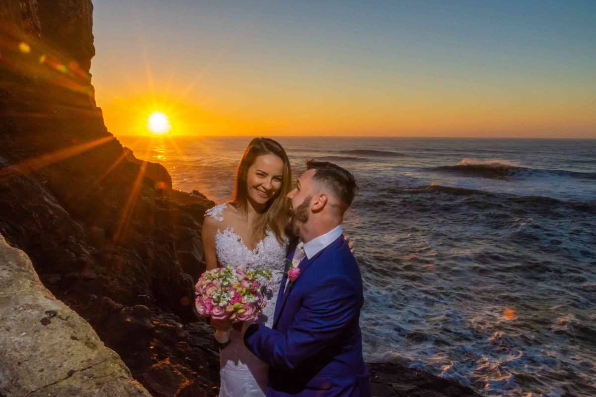 ensaio fotográfico ao amanhecer em torres trash the dress  noiva all star casal modelo noivo terno azul