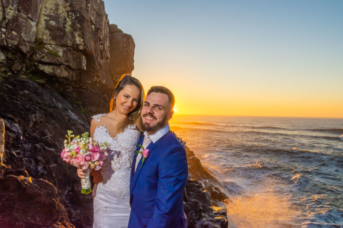 ensaio fotográfico ao amanhecer em torres trash the dress  noiva all star casal modelo noivo terno azul