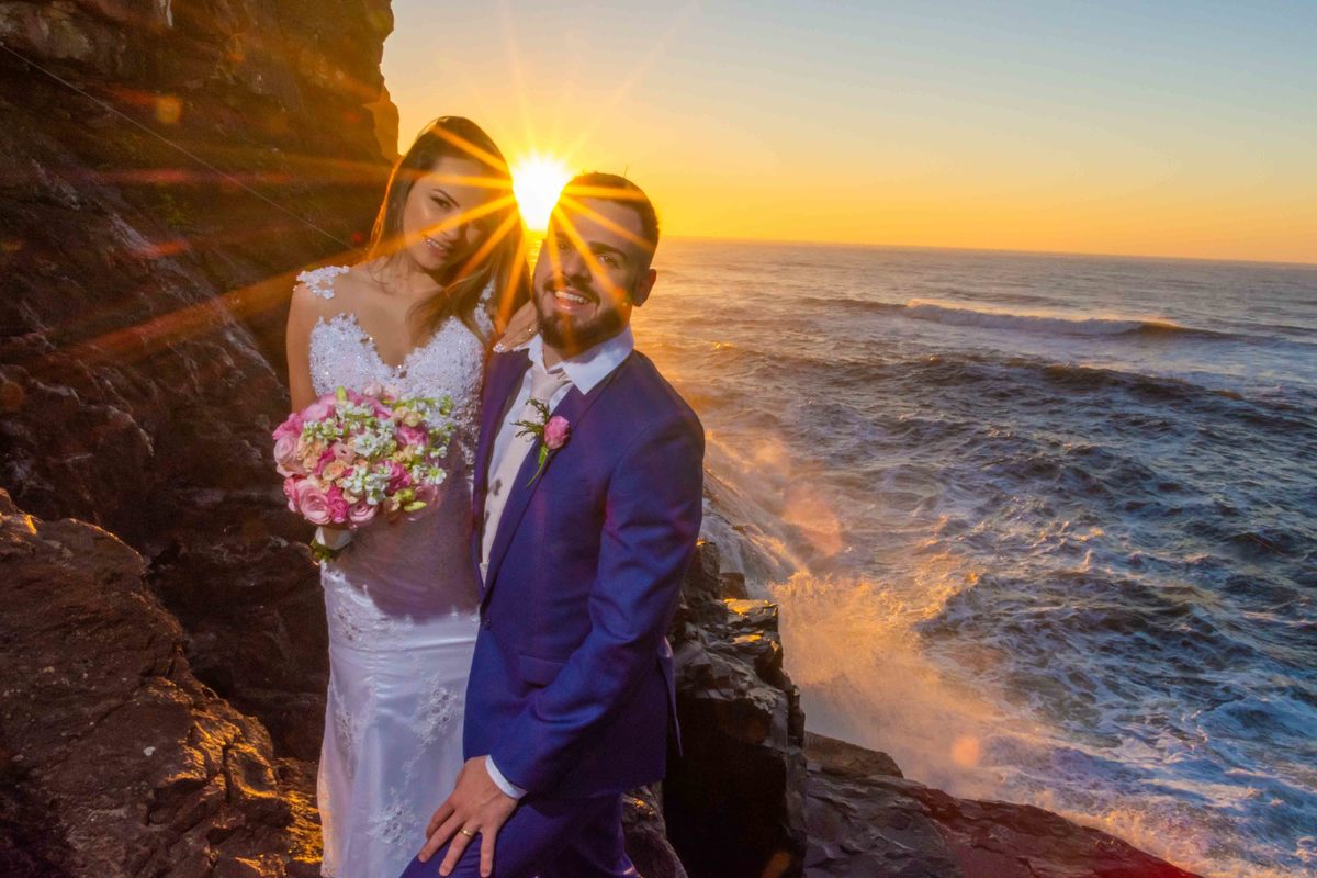 ensaio fotográfico ao amanhecer em torres trash the dress  noiva all star casal modelo noivo terno azul