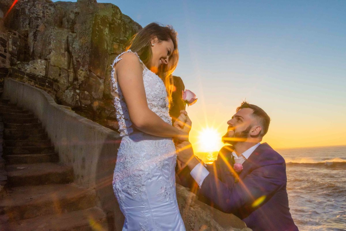 ensaio fotográfico ao amanhecer em torres trash the dress  noiva all star casal modelo noivo terno azul