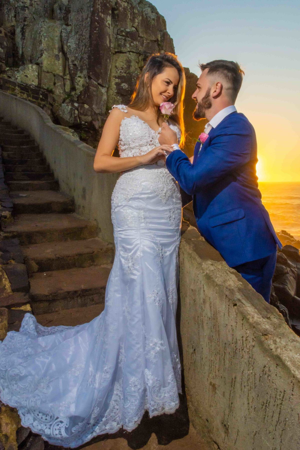 ensaio fotográfico ao amanhecer em torres trash the dress  noiva all star casal modelo noivo terno azul