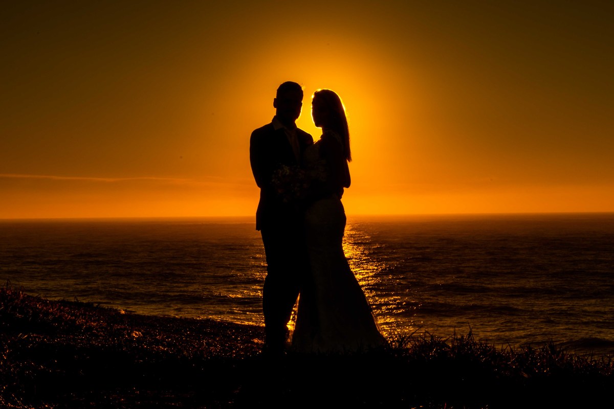 ensaio fotográfico ao amanhecer em torres trash the dress  noiva all star casal modelo noivo terno azul
