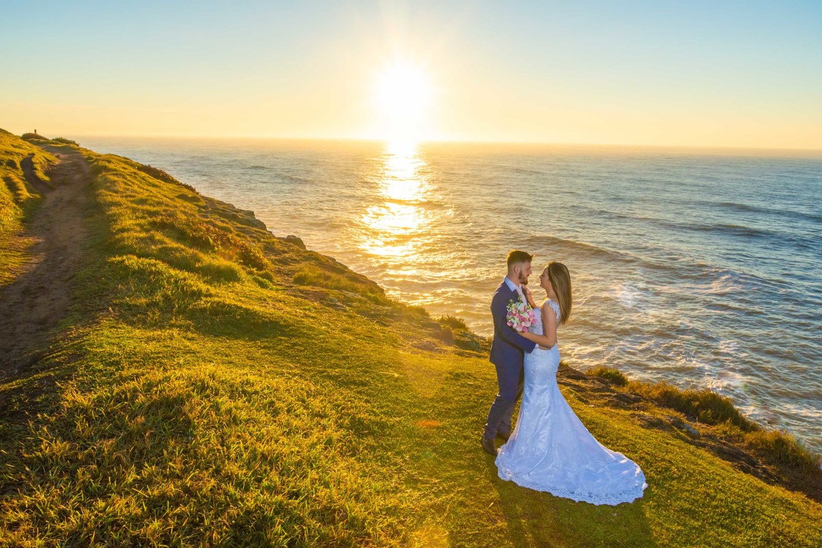 ensaio fotográfico ao amanhecer em torres trash the dress  noiva all star casal modelo noivo terno azul
