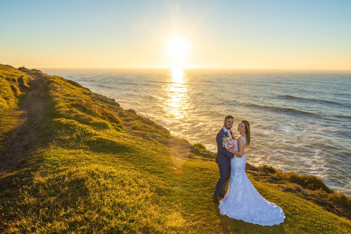 ensaio fotográfico ao amanhecer em torres trash the dress  noiva all star casal modelo noivo terno azul