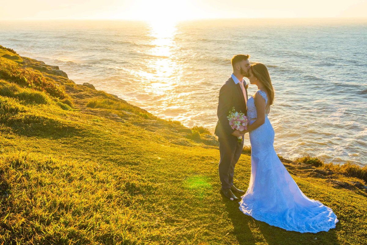ensaio fotográfico ao amanhecer em torres trash the dress  noiva all star casal modelo noivo terno azul