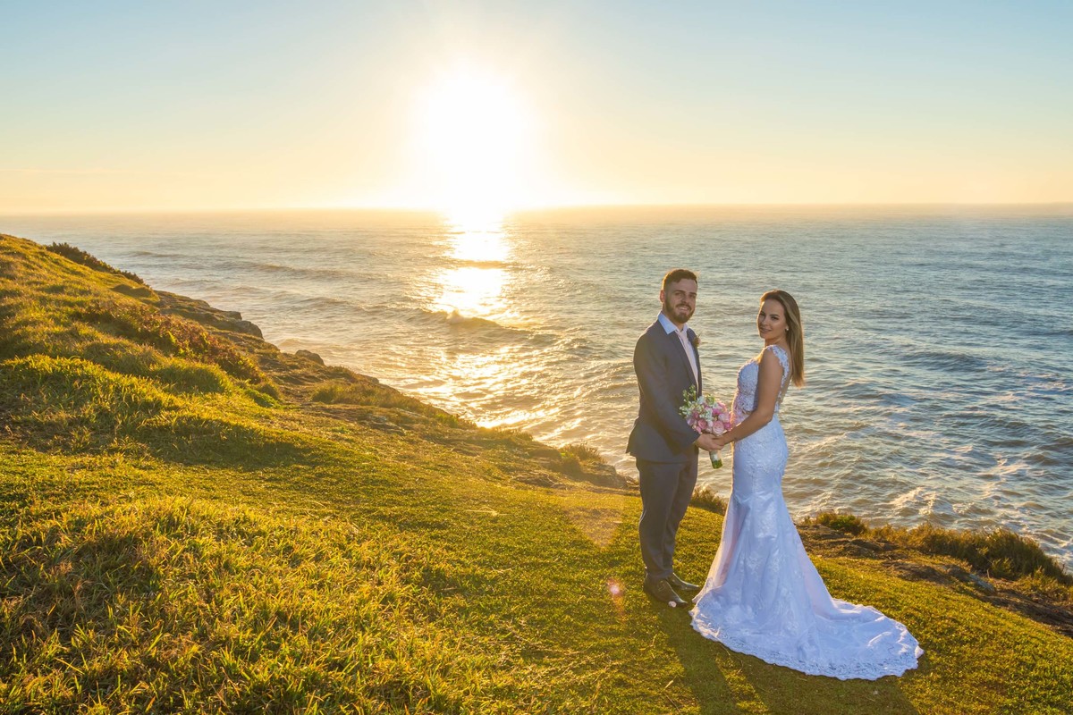 ensaio fotográfico ao amanhecer em torres trash the dress  noiva all star casal modelo noivo terno azul