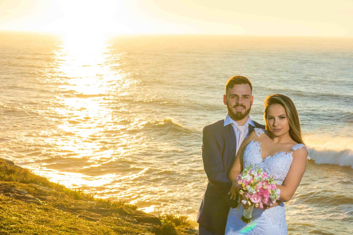ensaio fotográfico ao amanhecer em torres trash the dress  noiva all star casal modelo noivo terno azul