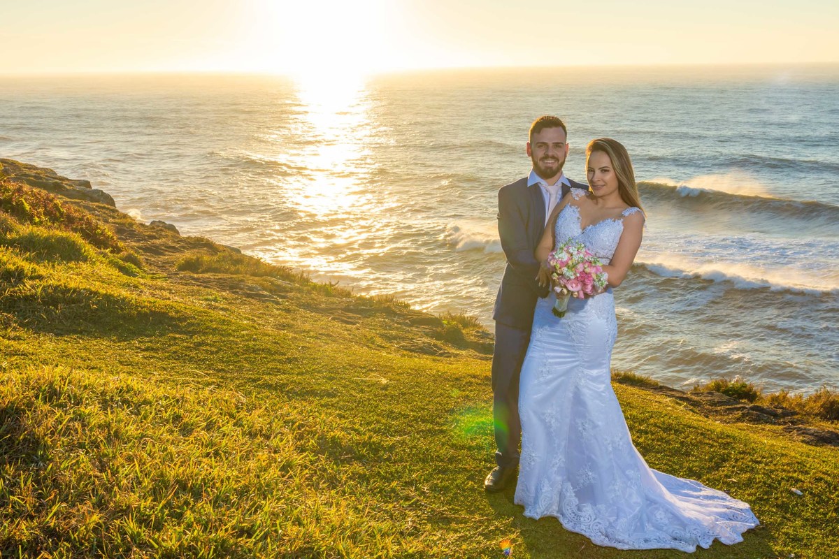 ensaio fotográfico ao amanhecer em torres trash the dress  noiva all star casal modelo noivo terno azul