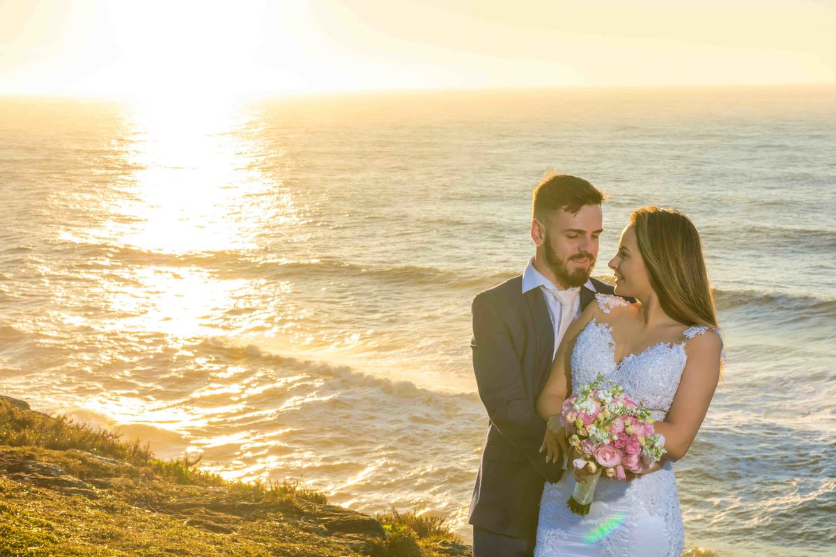 ensaio fotográfico ao amanhecer em torres trash the dress  noiva all star casal modelo noivo terno azul