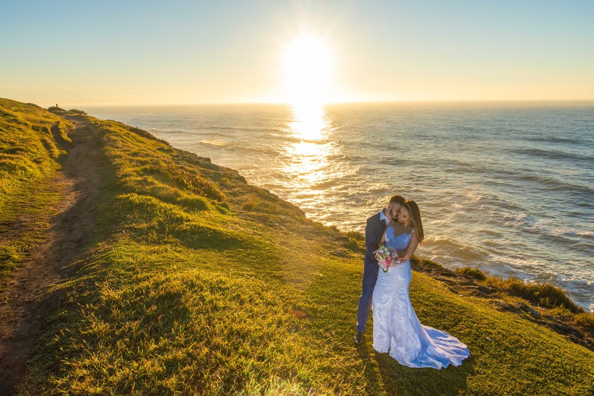 ensaio fotográfico ao amanhecer em torres trash the dress  noiva all star casal modelo noivo terno azul