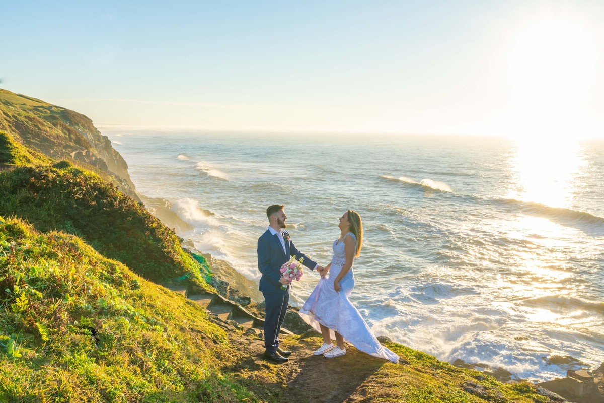 ensaio fotográfico ao amanhecer em torres trash the dress  noiva all star casal modelo noivo terno azul