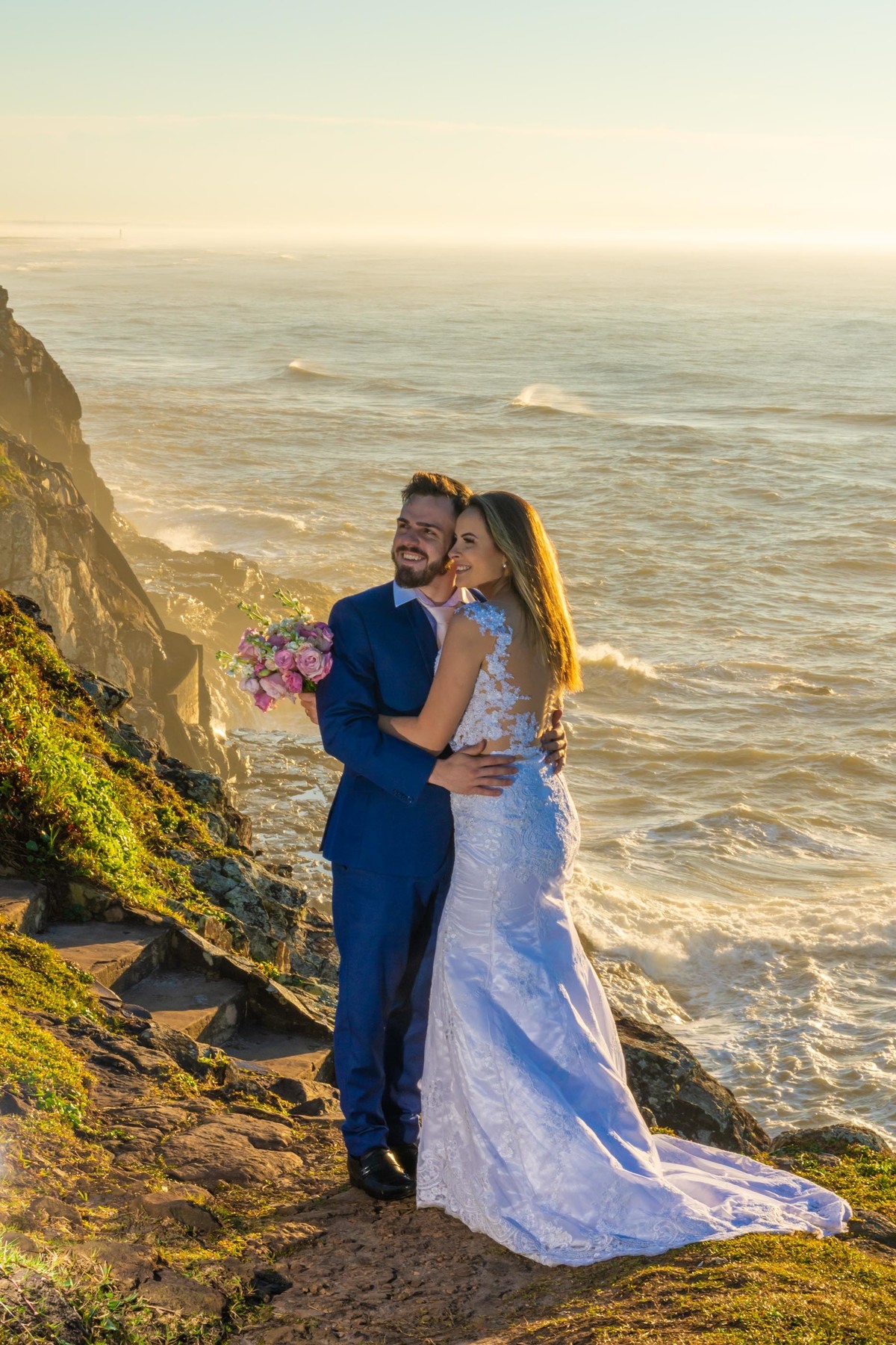 ensaio fotográfico ao amanhecer em torres trash the dress  noiva all star casal modelo noivo terno azul