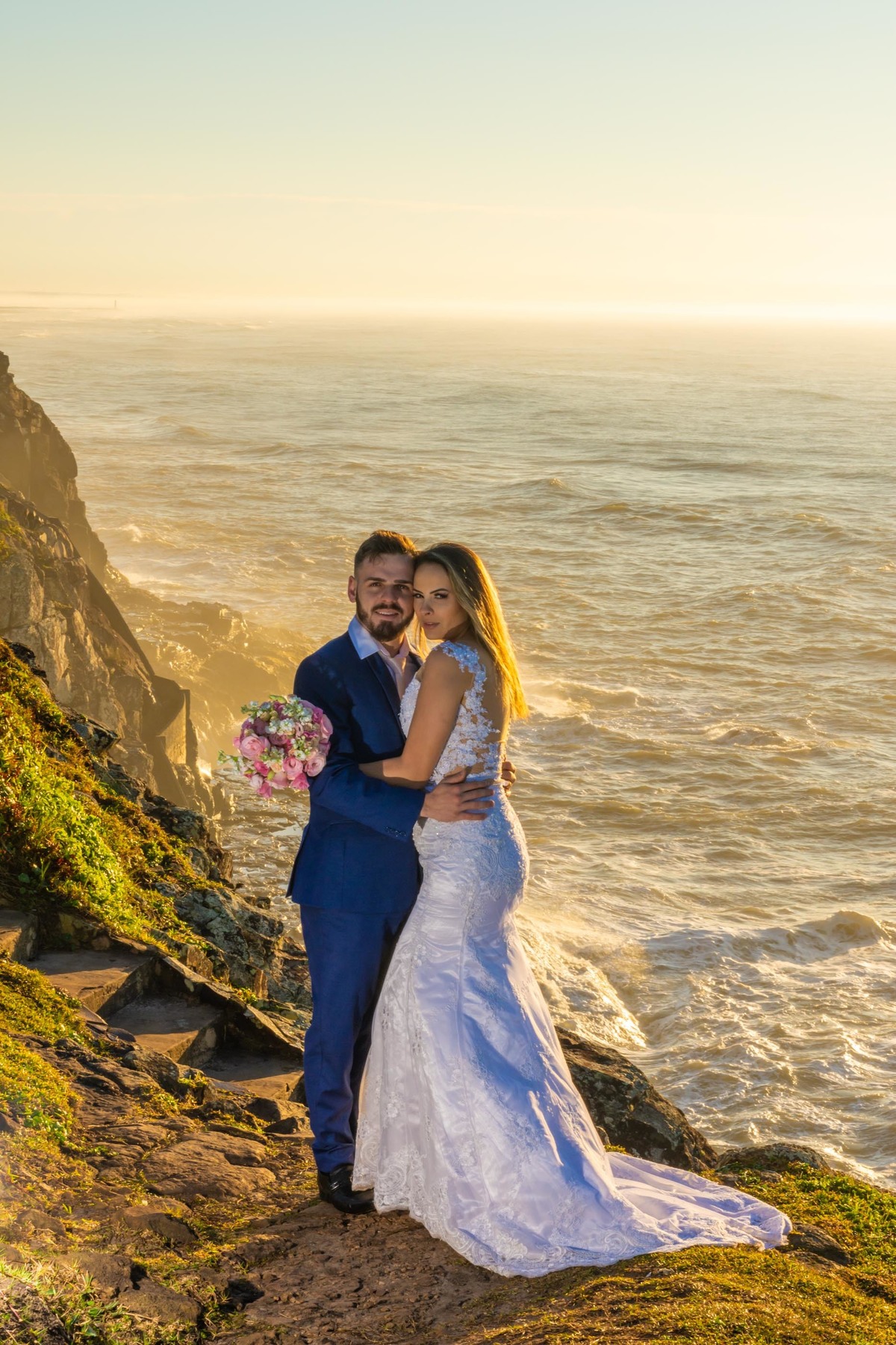 ensaio fotográfico ao amanhecer em torres trash the dress  noiva all star casal modelo noivo terno azul