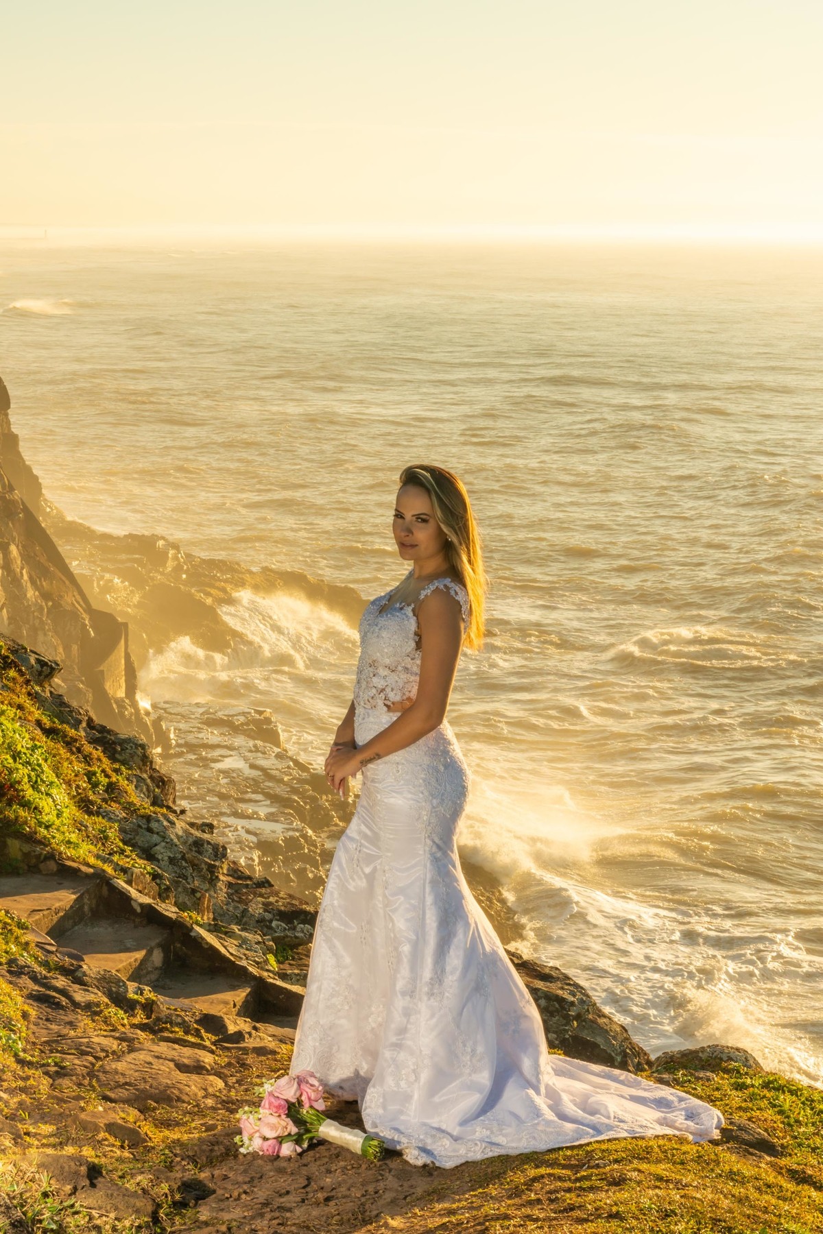 ensaio fotográfico ao amanhecer em torres trash the dress  noiva all star casal modelo noivo terno azul