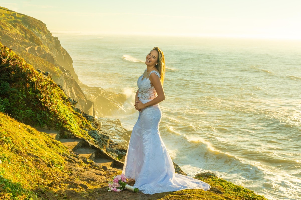 ensaio fotográfico ao amanhecer em torres trash the dress  noiva all star casal modelo noivo terno azul