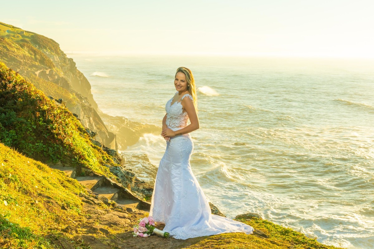 ensaio fotográfico ao amanhecer em torres trash the dress  noiva all star casal modelo noivo terno azul