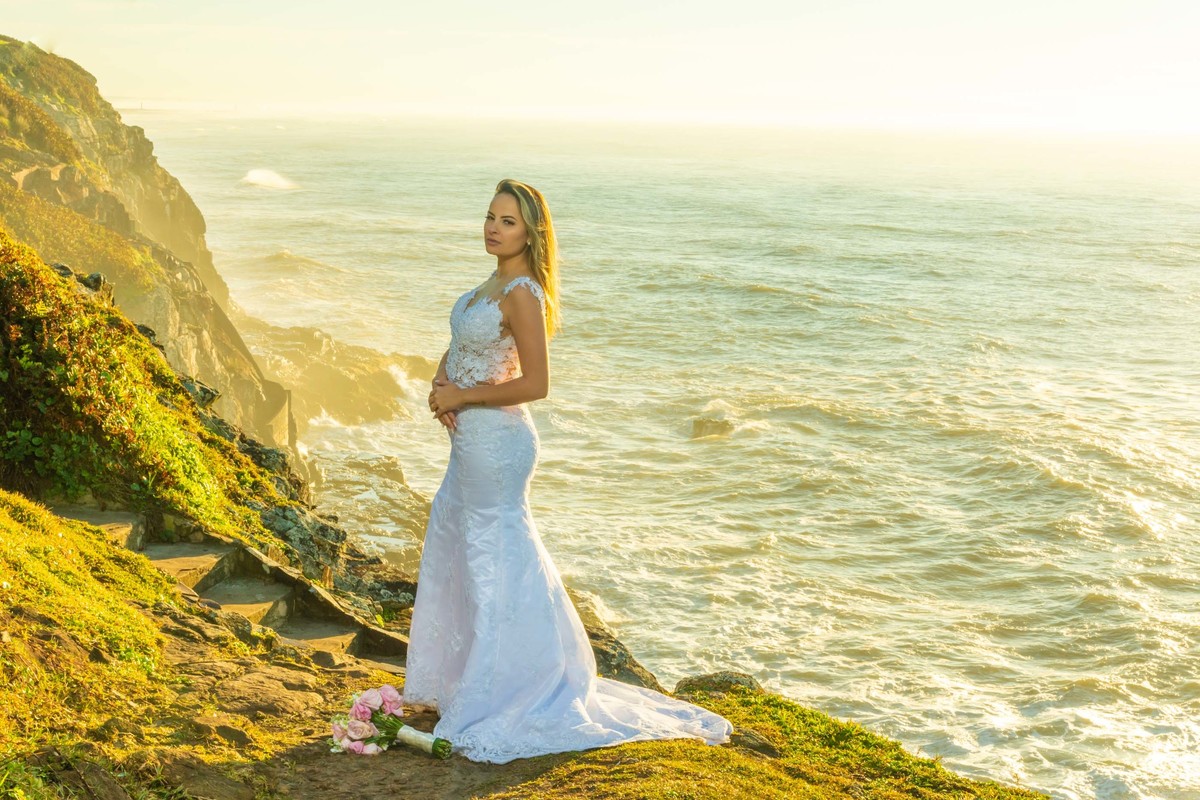 ensaio fotográfico ao amanhecer em torres trash the dress  noiva all star casal modelo noivo terno azul