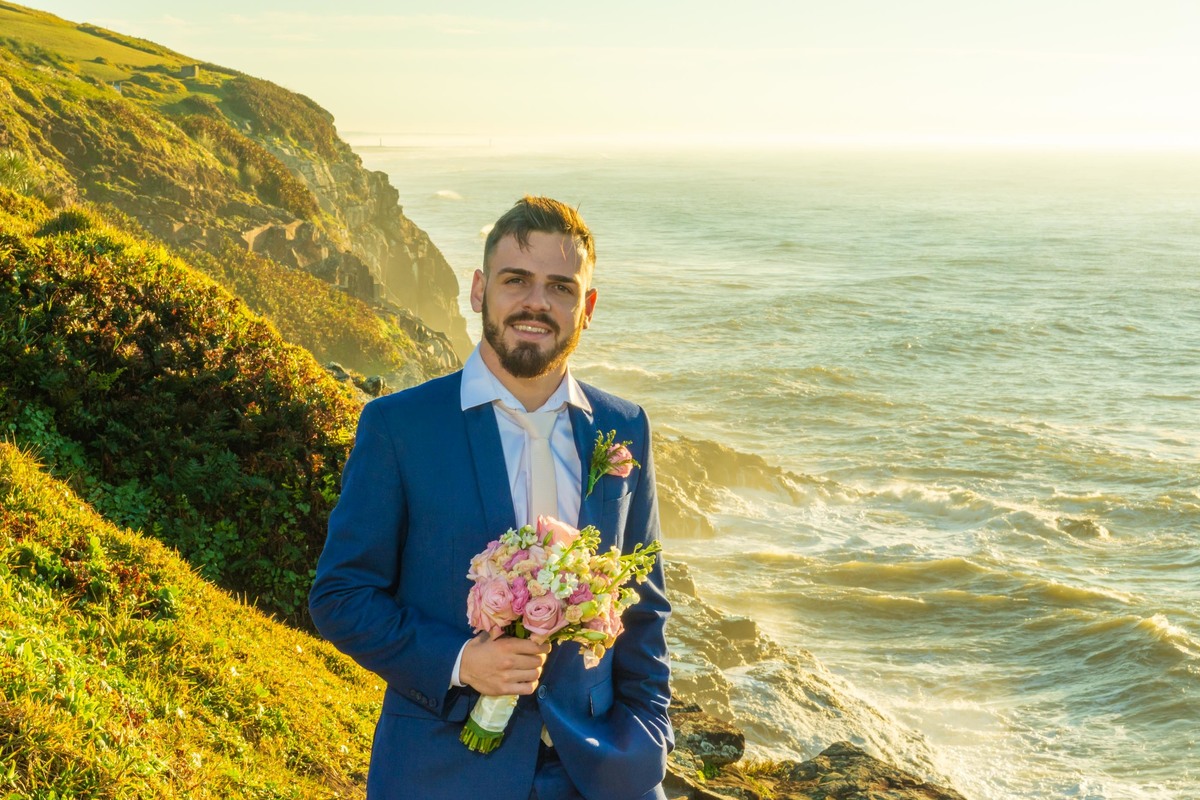ensaio fotográfico ao amanhecer em torres trash the dress  noiva all star casal modelo noivo terno azul