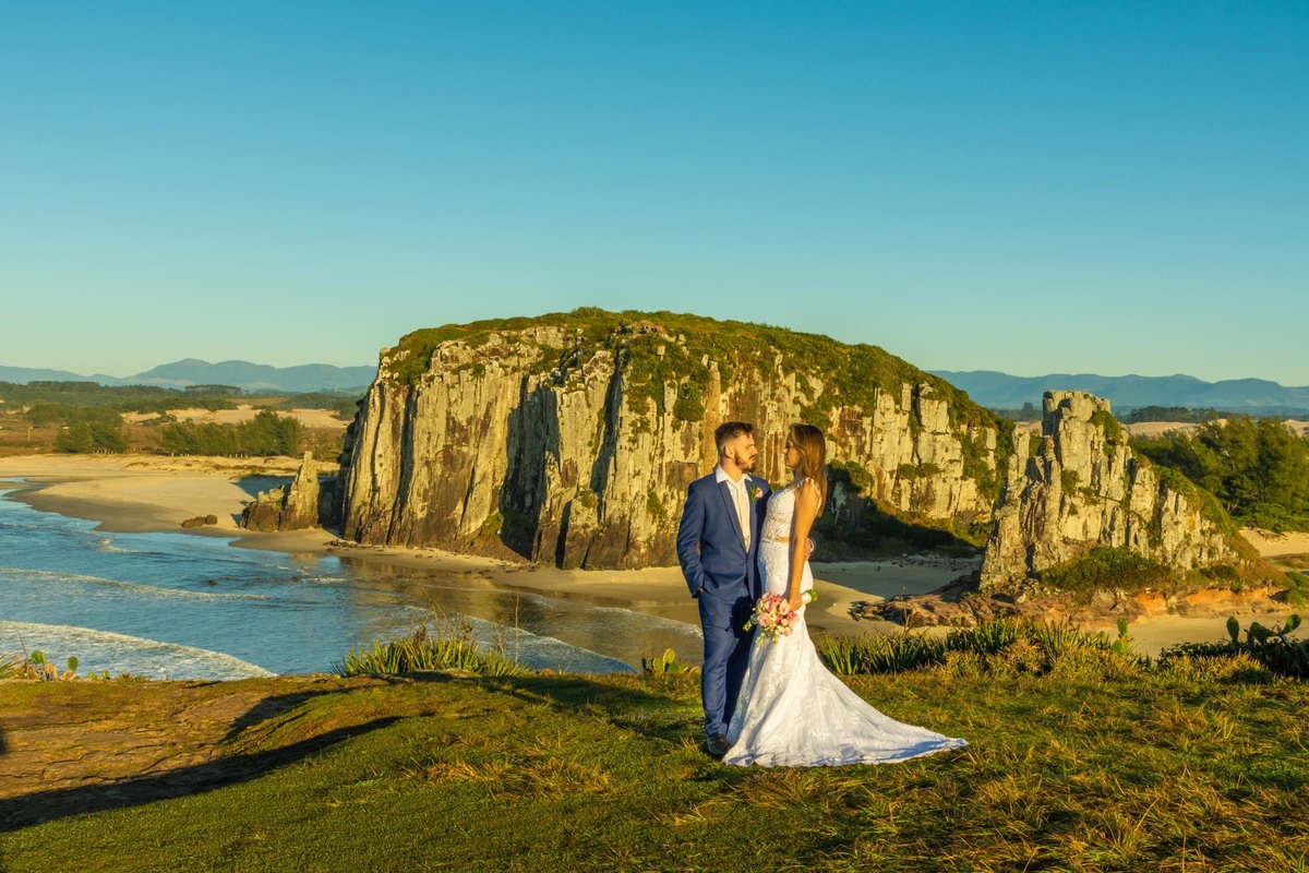 ensaio fotográfico ao amanhecer em torres trash the dress  noiva all star casal modelo noivo terno azul