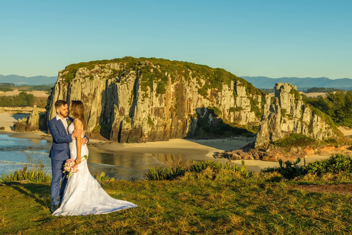 ensaio fotográfico ao amanhecer em torres trash the dress  noiva all star casal modelo noivo terno azul