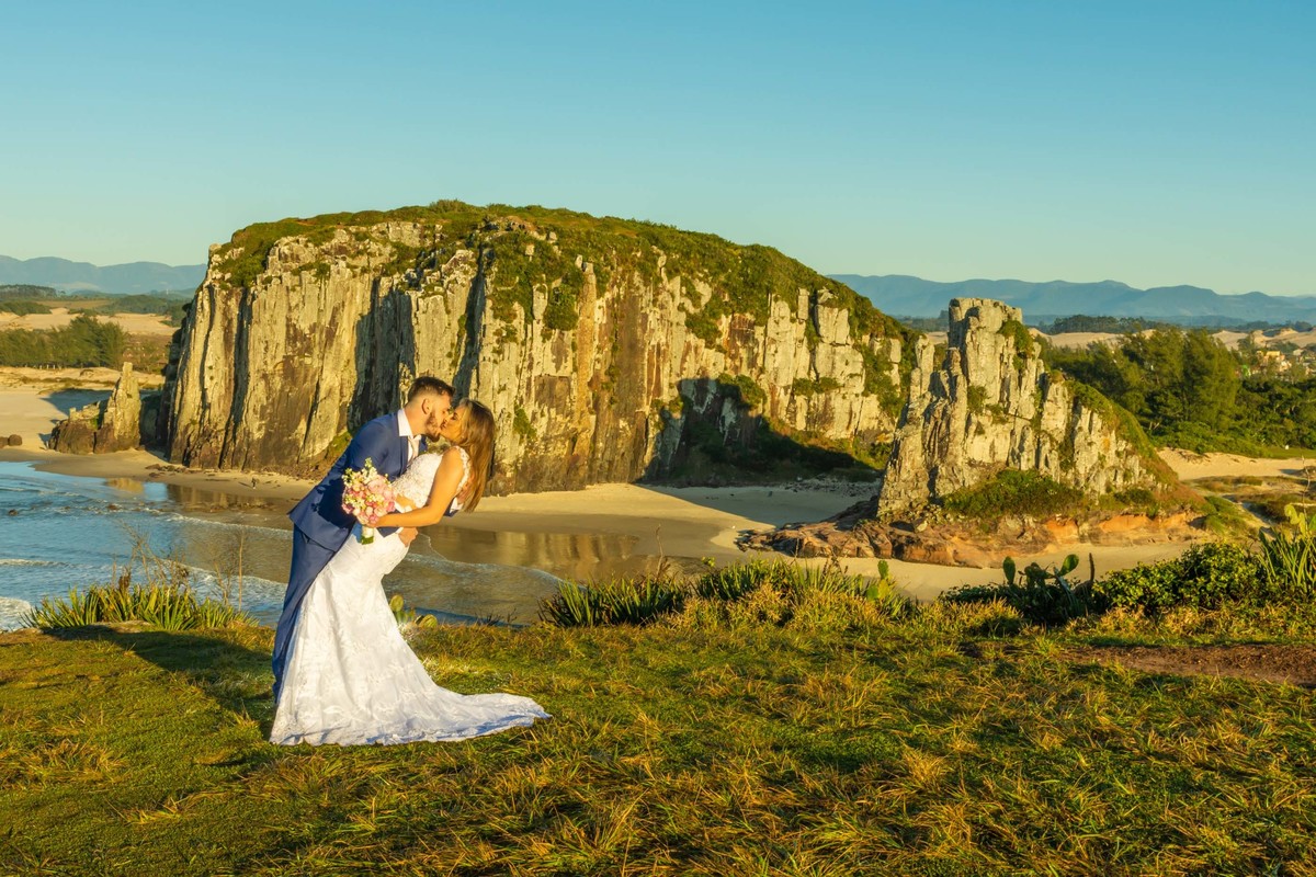 ensaio fotográfico ao amanhecer em torres trash the dress  noiva all star casal modelo noivo terno azul