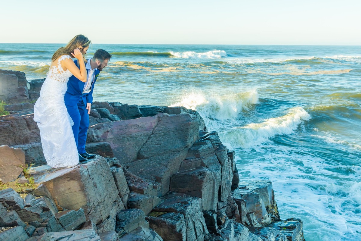 ensaio fotográfico ao amanhecer em torres trash the dress  noiva ensaio fotográfico ao amanhecer em torres trash the dress  noiva all star casal modelo noivo terno azul visitante ilustre leão marinho