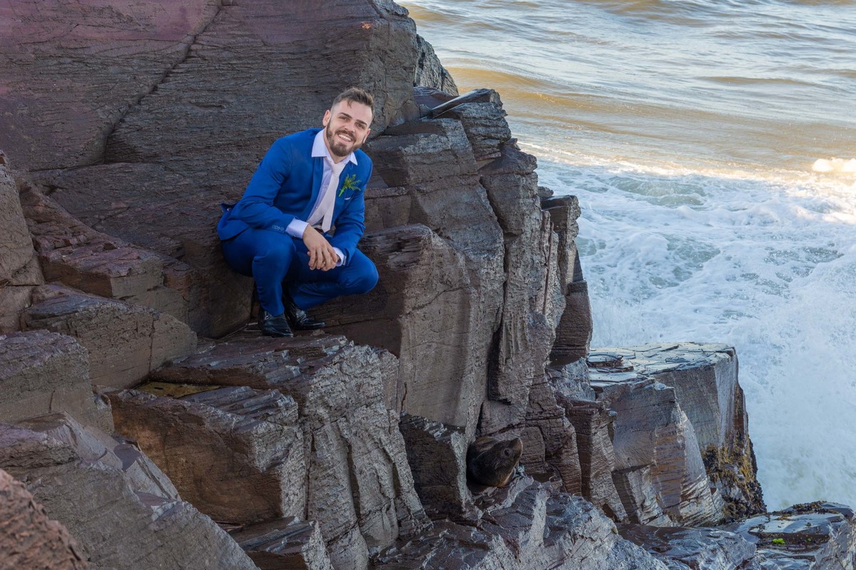 ensaio fotográfico ao amanhecer em torres trash the dress  noiva all star casal modelo noivo terno azul visitante ilustre leão marinho