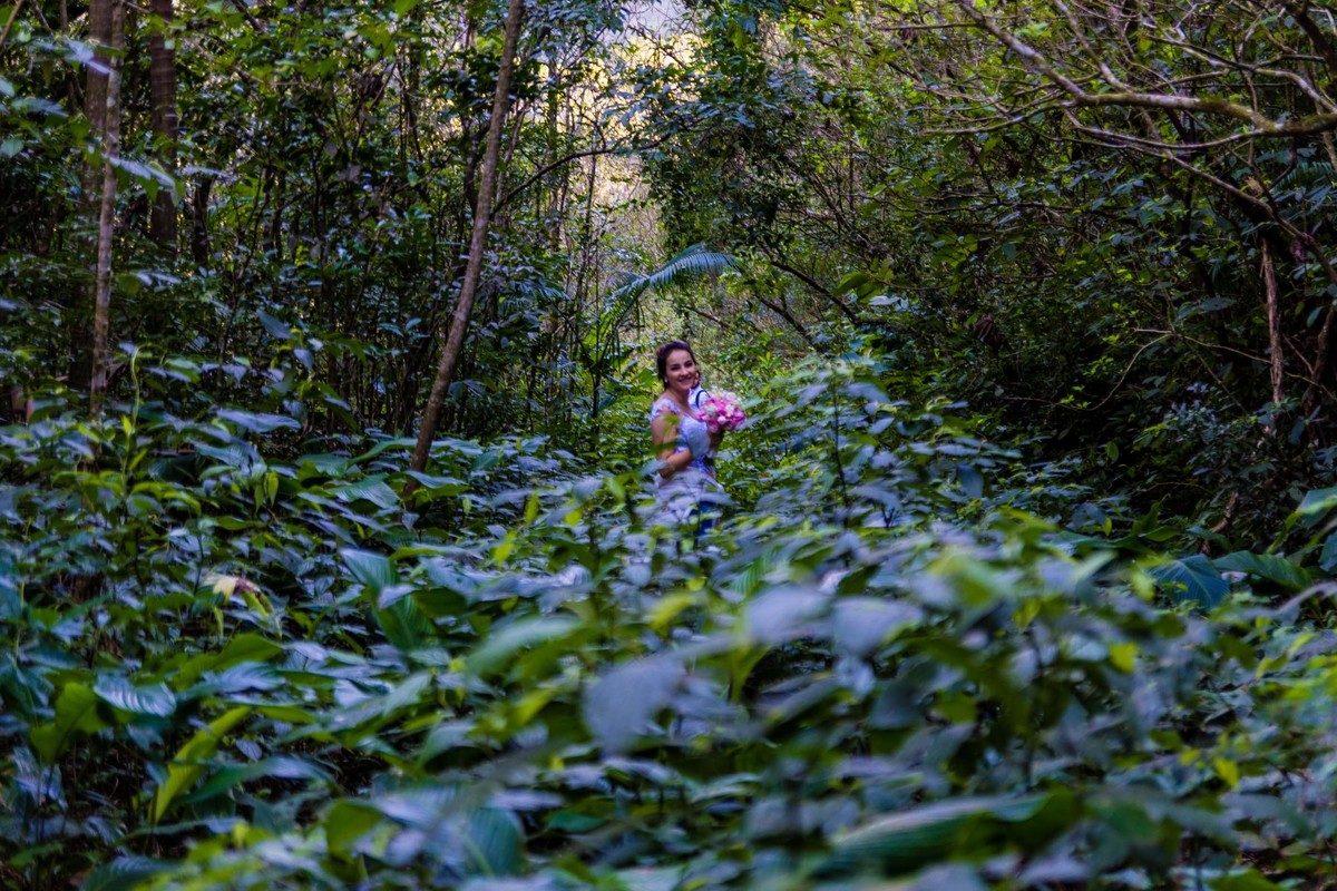 trilha ensaio fotográfico  canion da fortaleza trash the dress  noiva all star casal modelo noivo terno azul