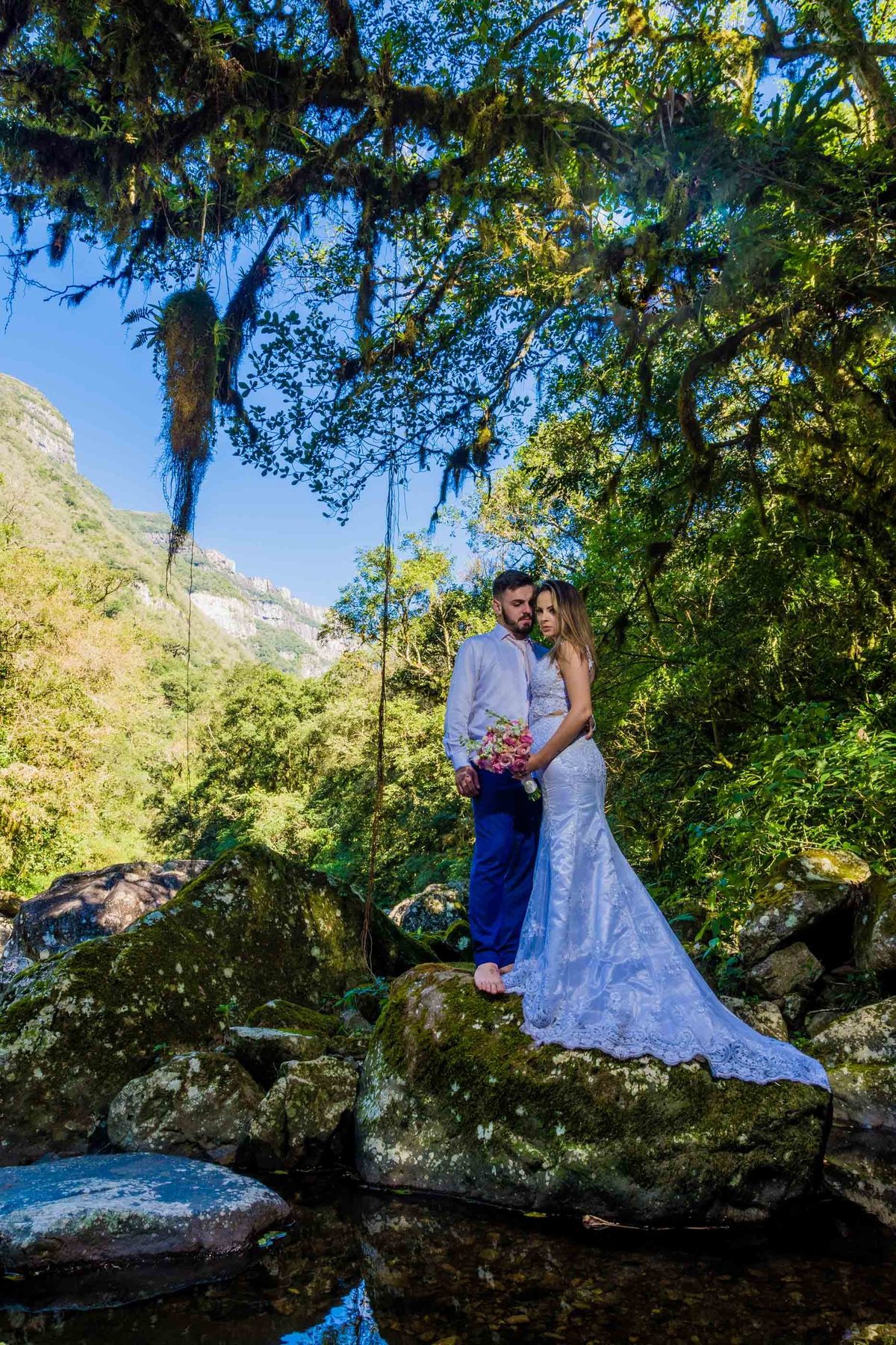 trilha ensaio fotográfico  canion da fortaleza trash the dress  noiva all star casal modelo noivo terno azul