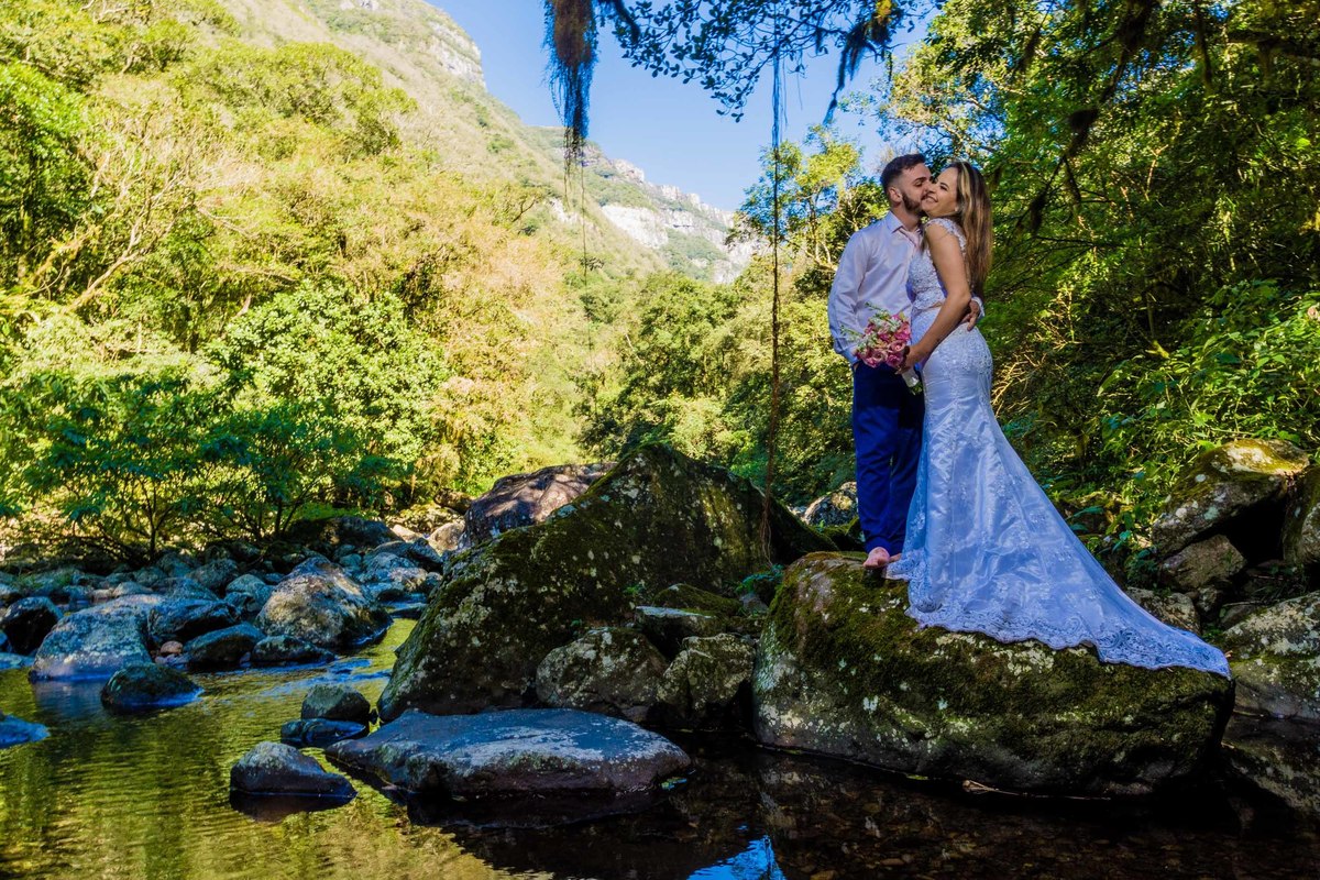 trilha ensaio fotográfico  canion da fortaleza trash the dress  noiva all star casal modelo noivo terno azul