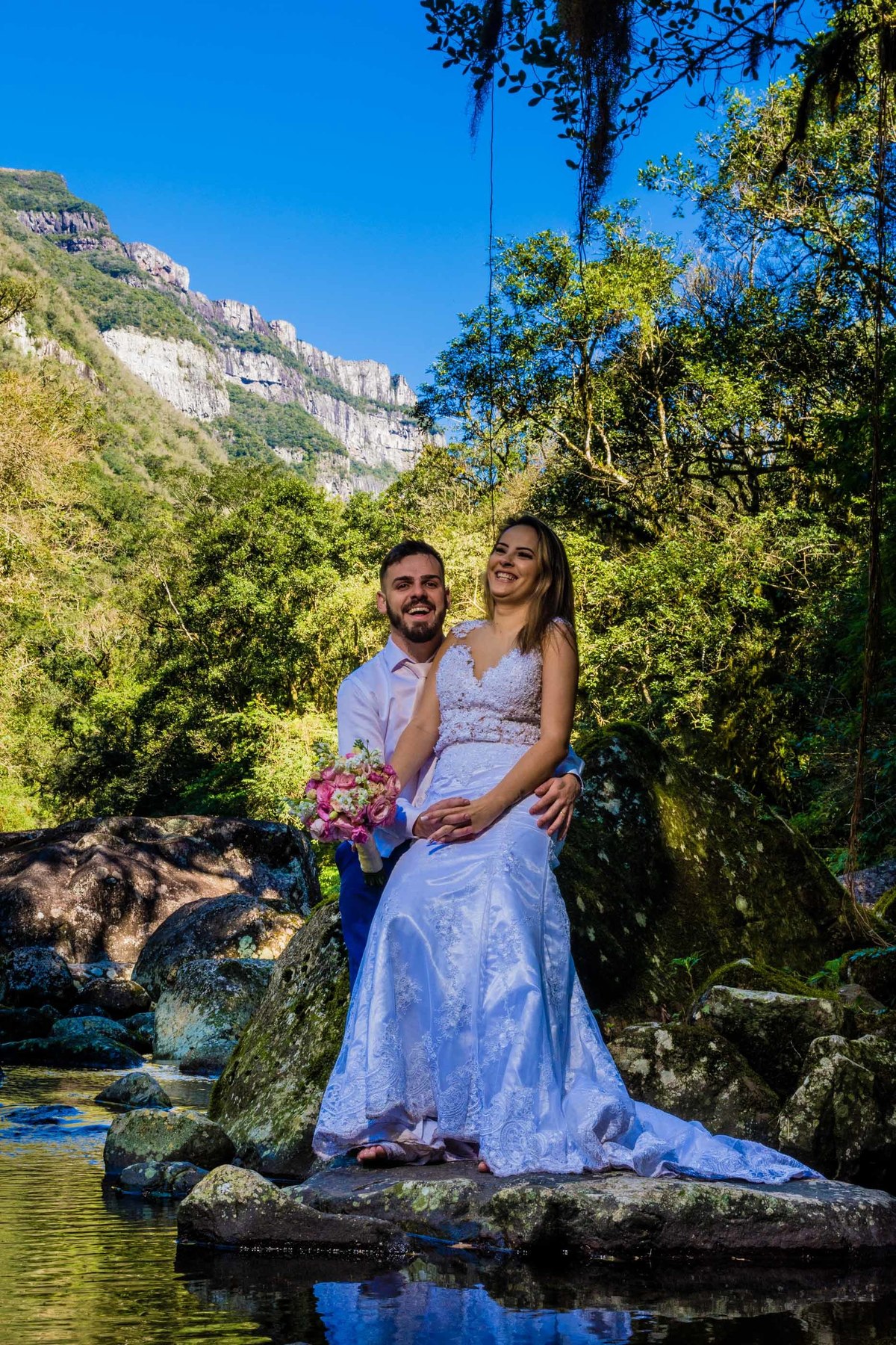 trilha ensaio fotográfico  canion da fortaleza trash the dress  noiva all star casal modelo noivo terno azul