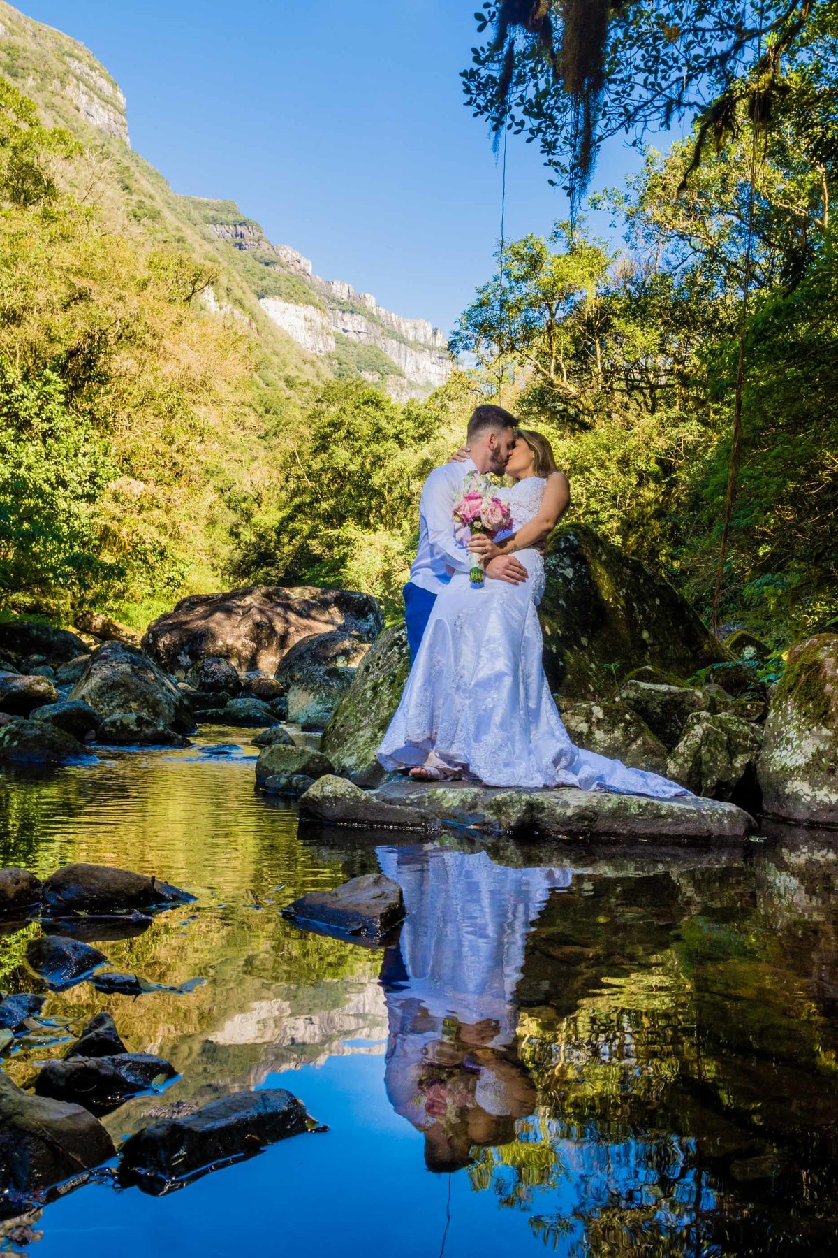 trilha ensaio fotográfico  canion da fortaleza trash the dress  noiva all star casal modelo noivo terno azul