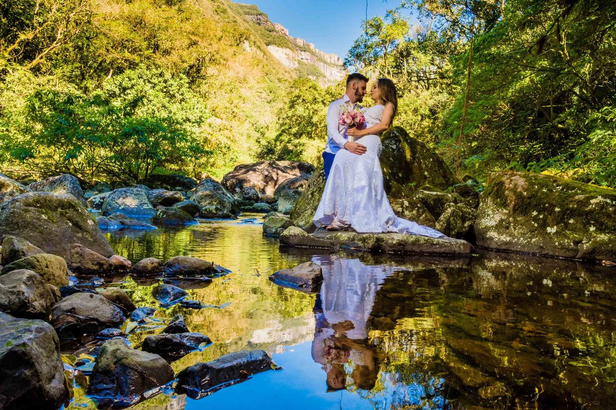 trilha ensaio fotográfico  canion da fortaleza trash the dress  noiva all star casal modelo noivo terno azul
