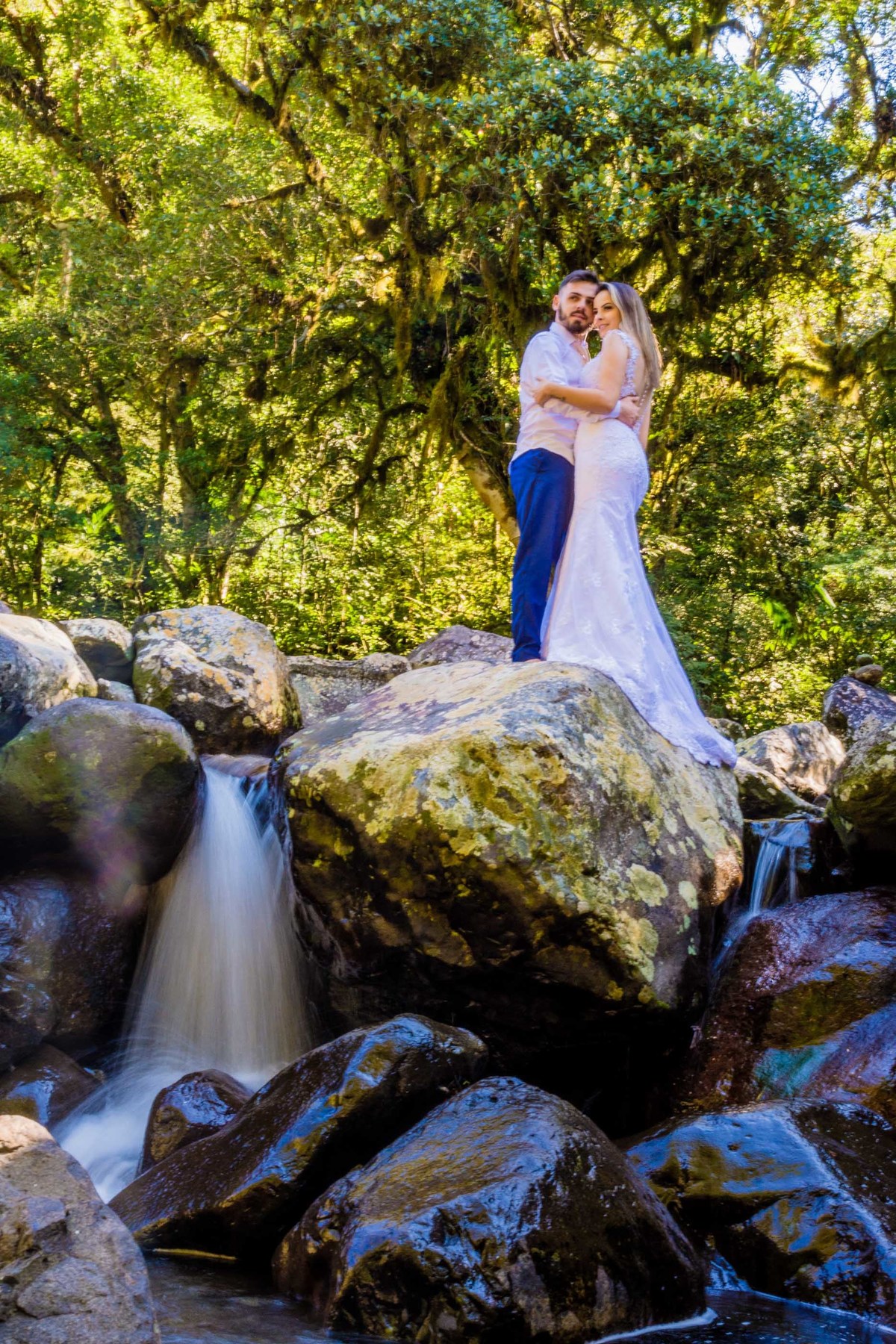 trilha ensaio fotográfico  canion da fortaleza trash the dress  noiva all star casal modelo noivo terno azul
