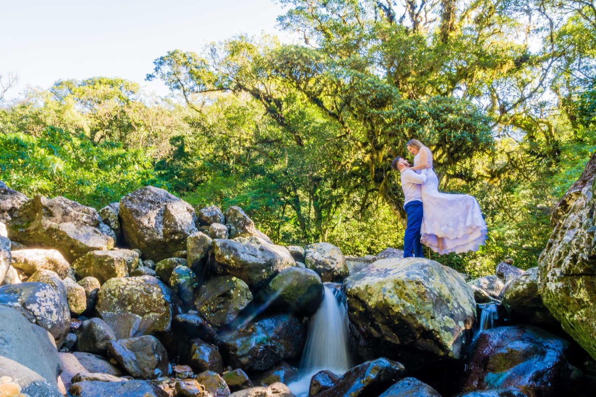 trilha ensaio fotográfico  canion da fortaleza trash the dress  noiva all star casal modelo noivo terno azul