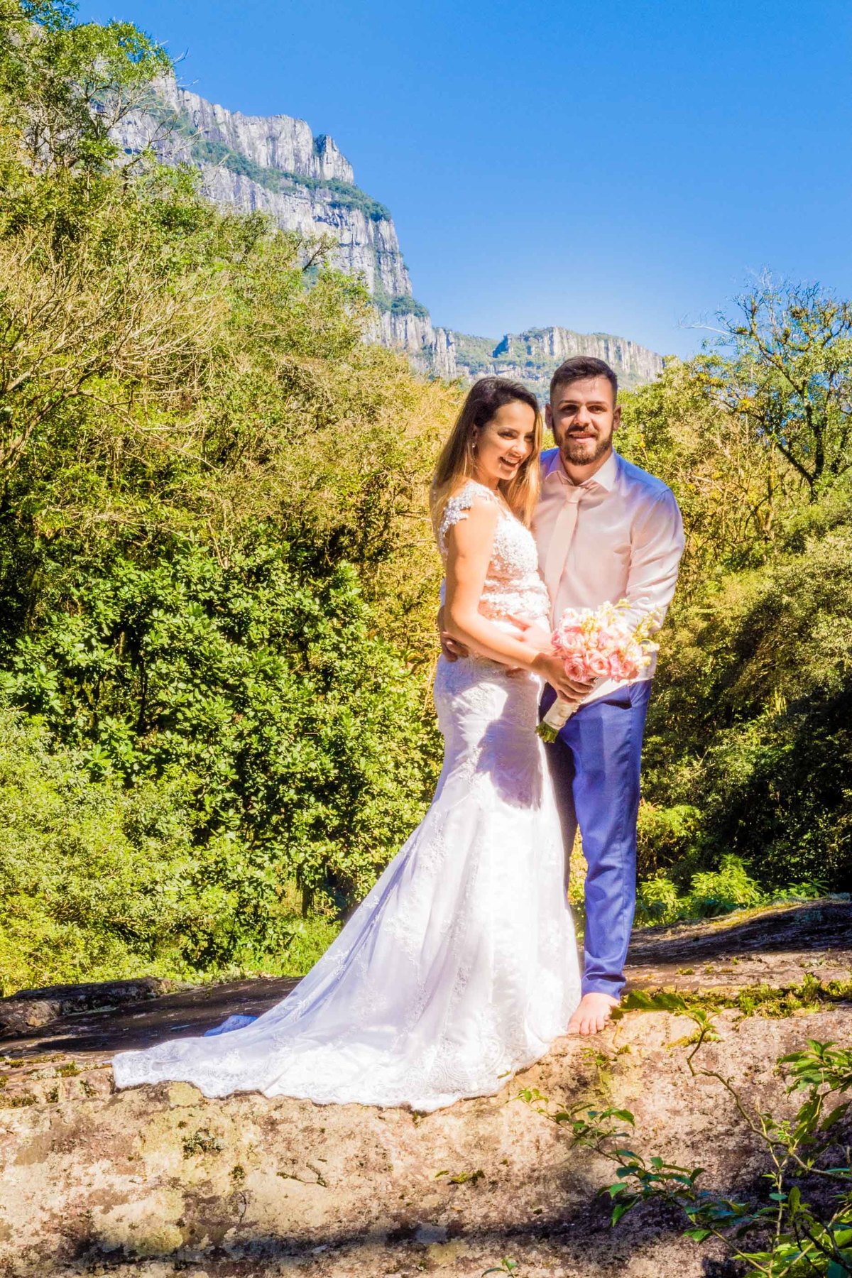 trilha ensaio fotográfico  canion da fortaleza trash the dress  noiva all star casal modelo noivo terno azul