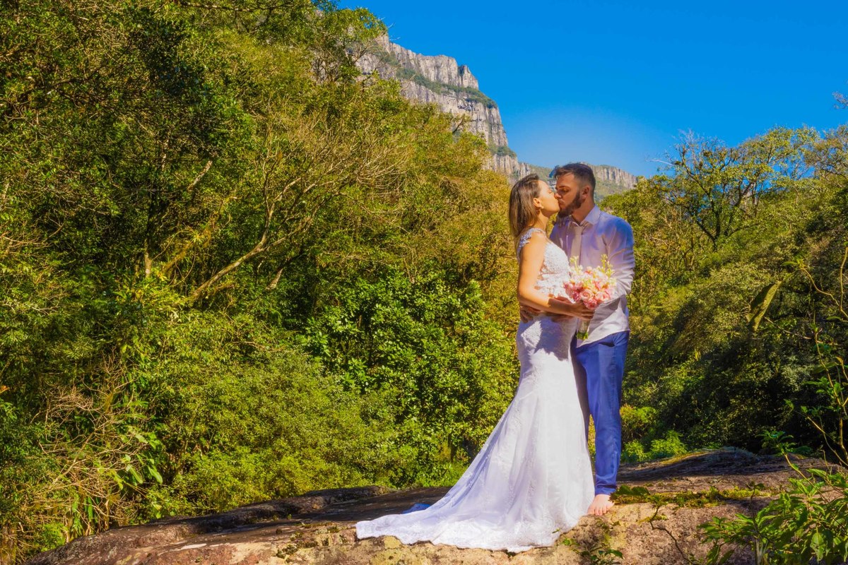 trilha ensaio fotográfico  canion da fortaleza trash the dress  noiva all star casal modelo noivo terno azul