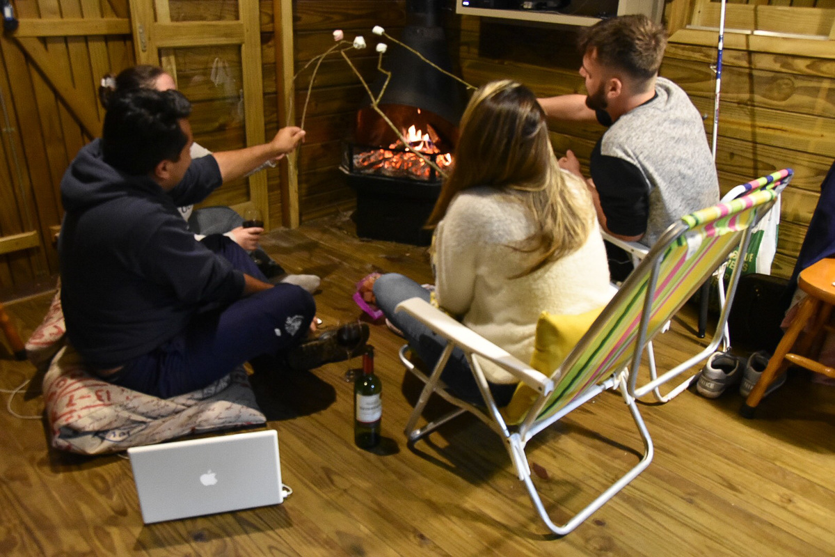 marshmallow a beira da lareira na lua de mel do kaiky e da letícia no Chalé lagoa da serra