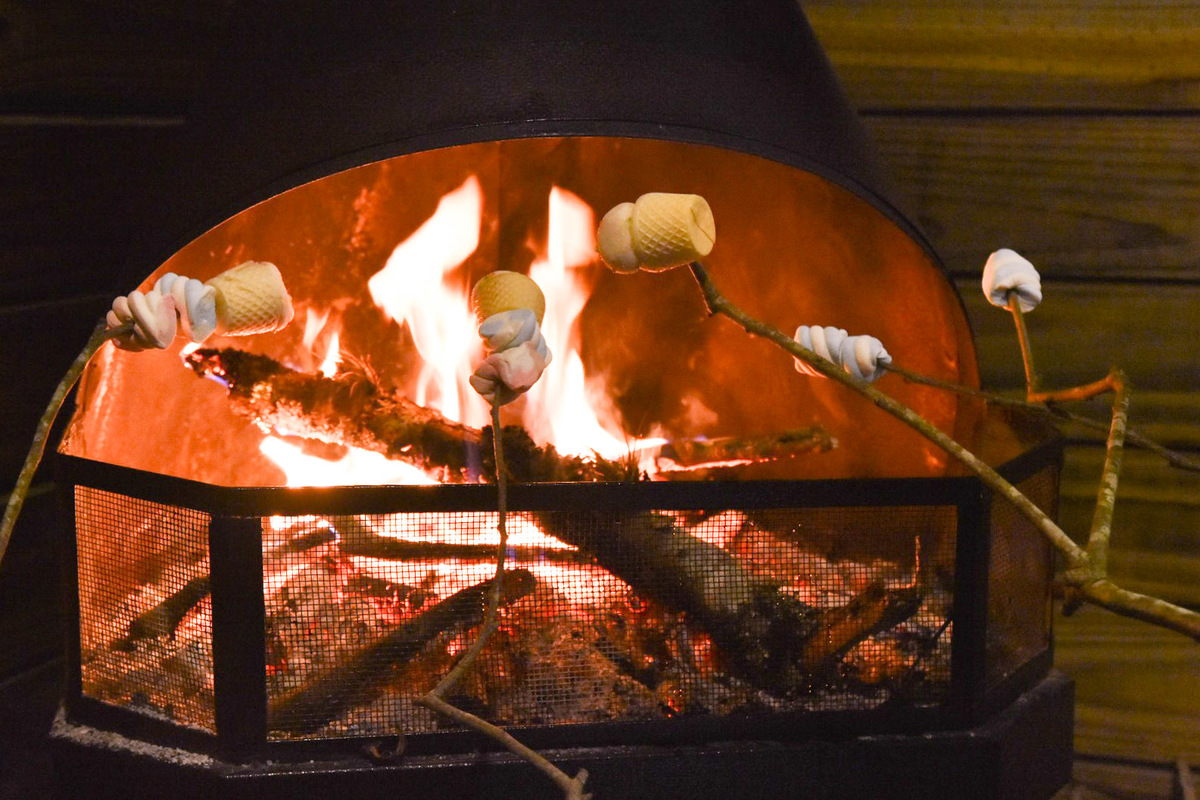 marshmallow a beira da lareira na lua de mel do kaiky e da letícia no Chalé lagoa da serra