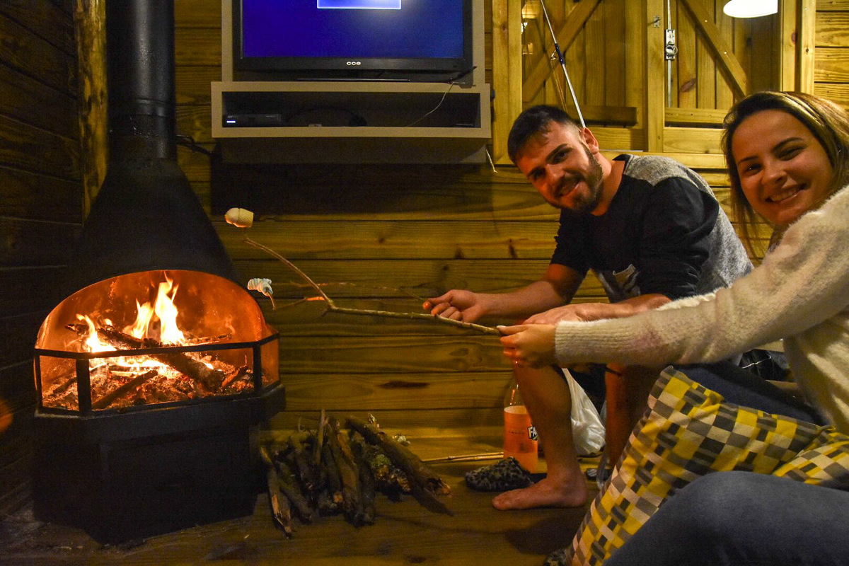 marshmallow a beira da lareira na lua de mel do kaiky e da letícia no Chalé lagoa da serra