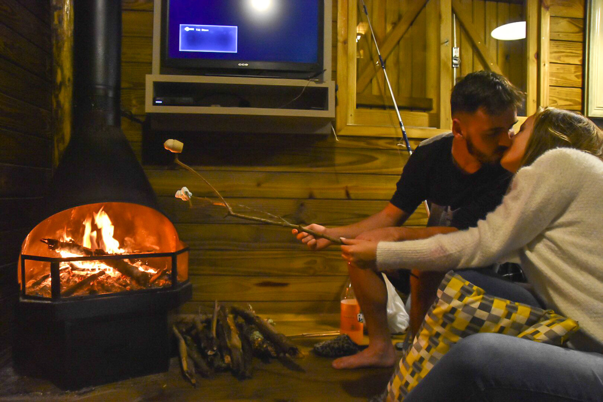 marshmallow a beira da lareira na lua de mel do kaiky e da letícia no Chalé lagoa da serra