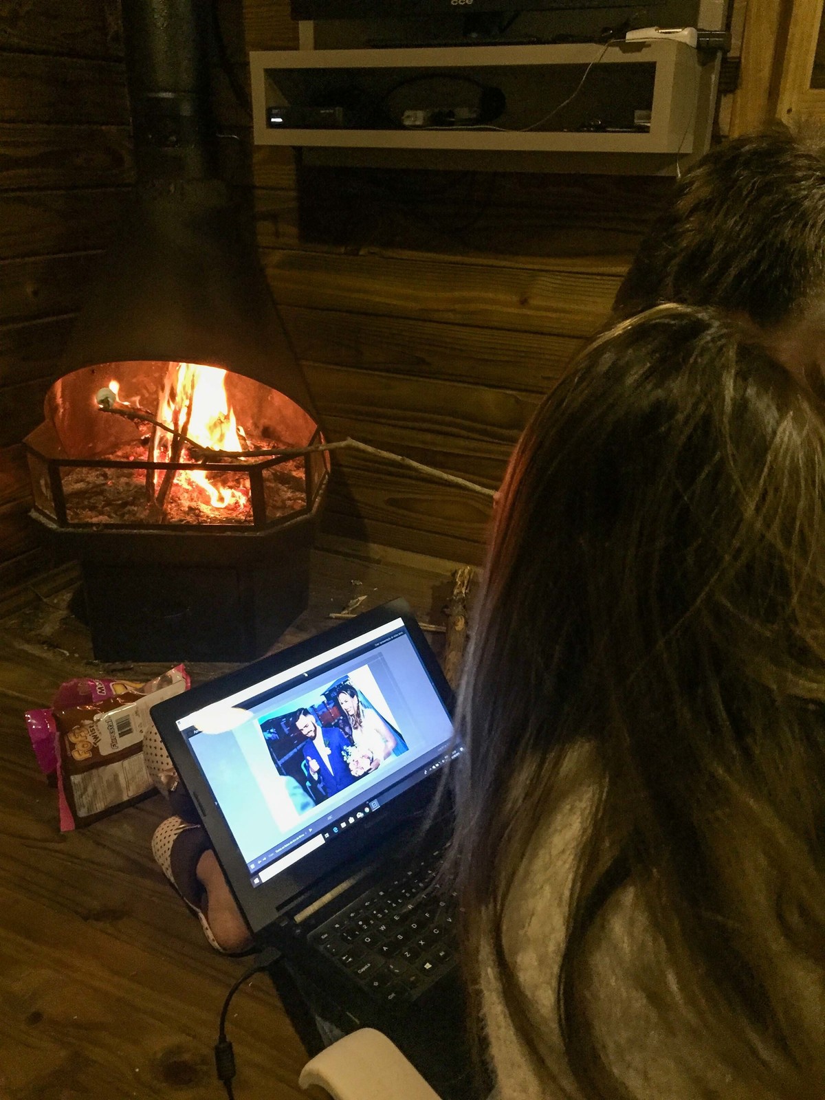 marshmallow a beira da lareira na lua de mel do kaiky e da letícia no Chalé lagoa da serra