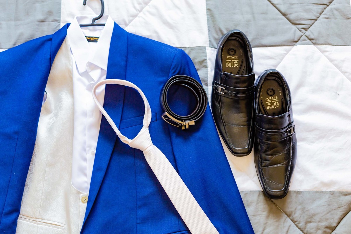 roupa do noivo terno azul gravata prata cinto e sapato preto