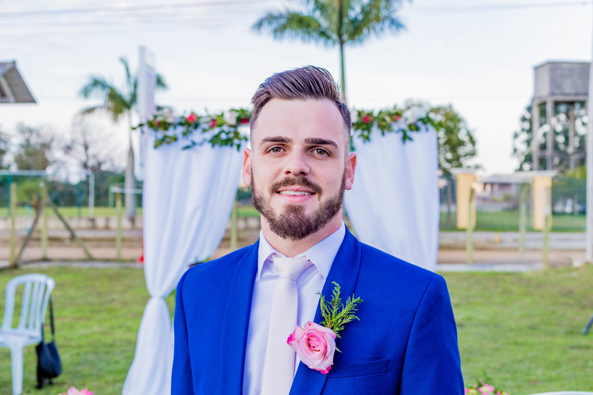 noivo com terno azul