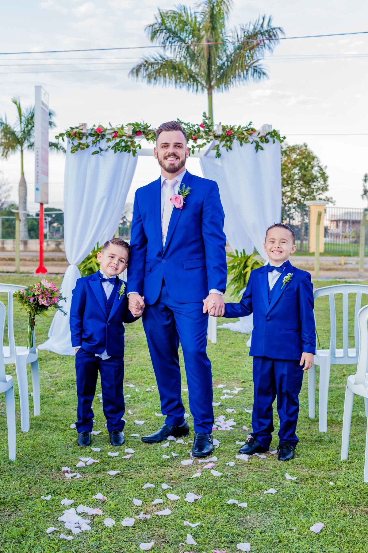 noivo e pajens com terno azul