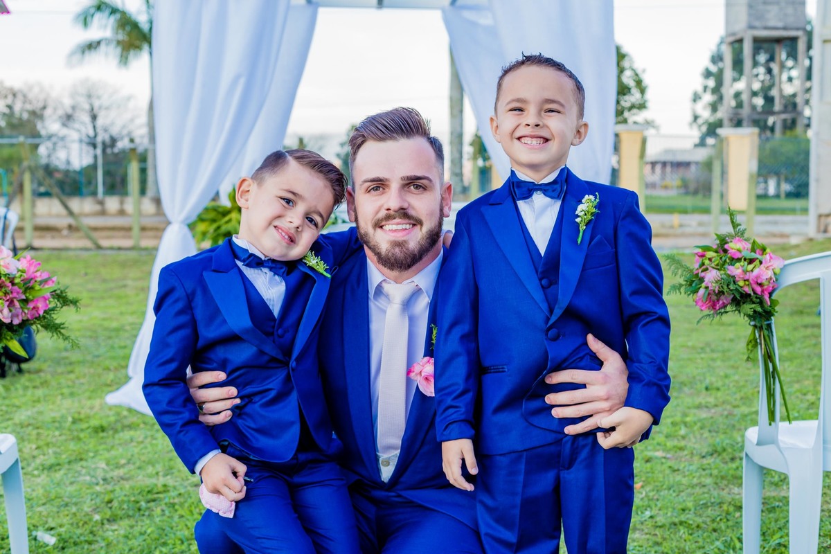 noivo e pajens com terno azul