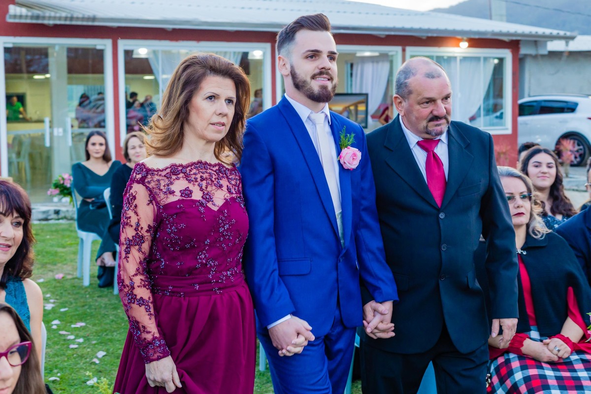 entrada do noivo terno azul